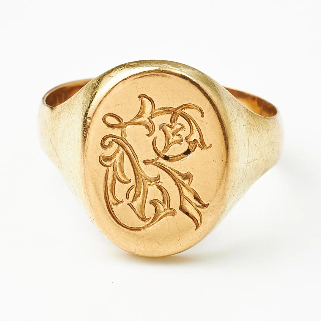 KLACKRING, 18 k guld, klack med graverade initialer, K&EC, Göteborg 1962. — Rings — Stockholms Auktionsverk Magasin 5