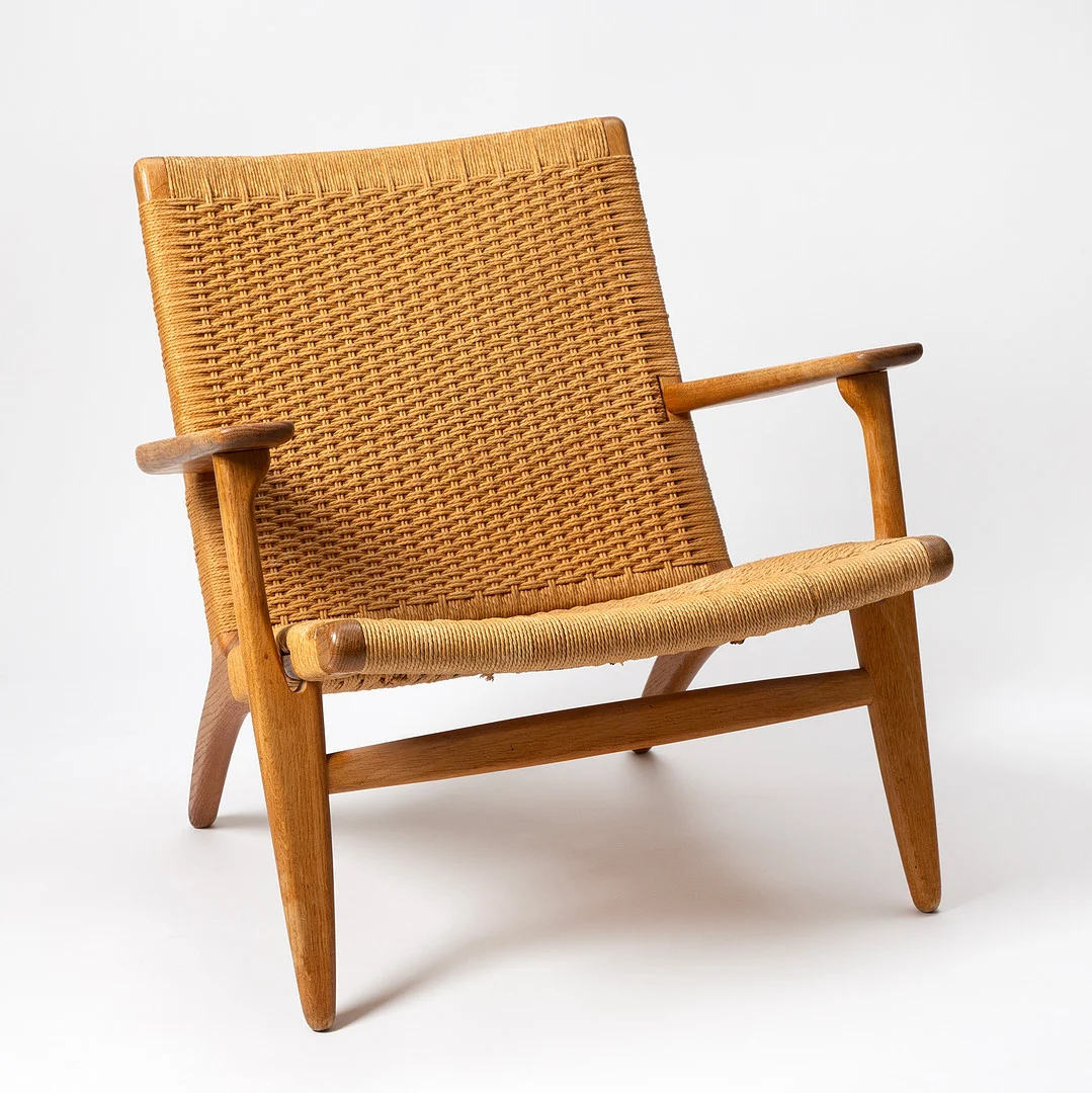 HANS J WEGNER. Fåtölj, Carl Hansen & Søn, Danmark, modell CH 25, formgiven 1950, ek, snörflätad sits och rygg. — Armchairs & Chairs — Stockholms Auktionsverk Göteborg