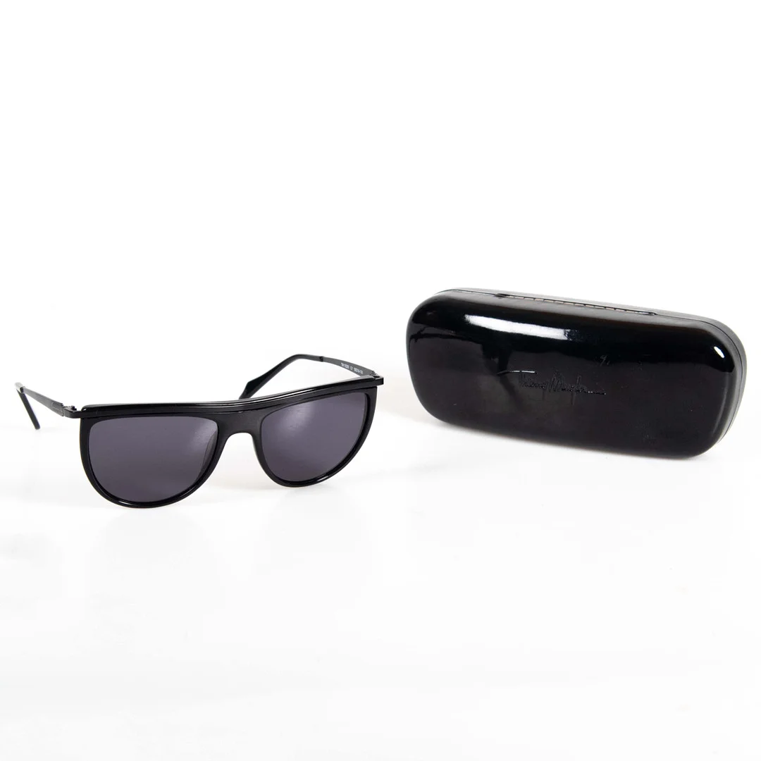 SOLGLASÖGON , Thierry Mugler, TM10200 C1. — Vintage & Designer Fashion — Laholms Auktionskammare