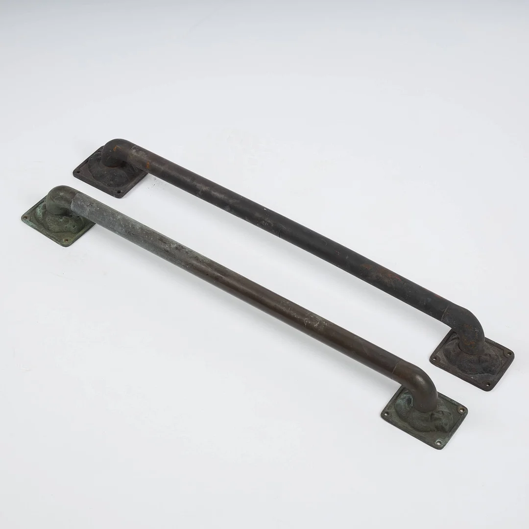 DÖRRHANDTAG, ett par. — Pewter, Brass & Copper — Stockholms Auktionsverk Helsinki