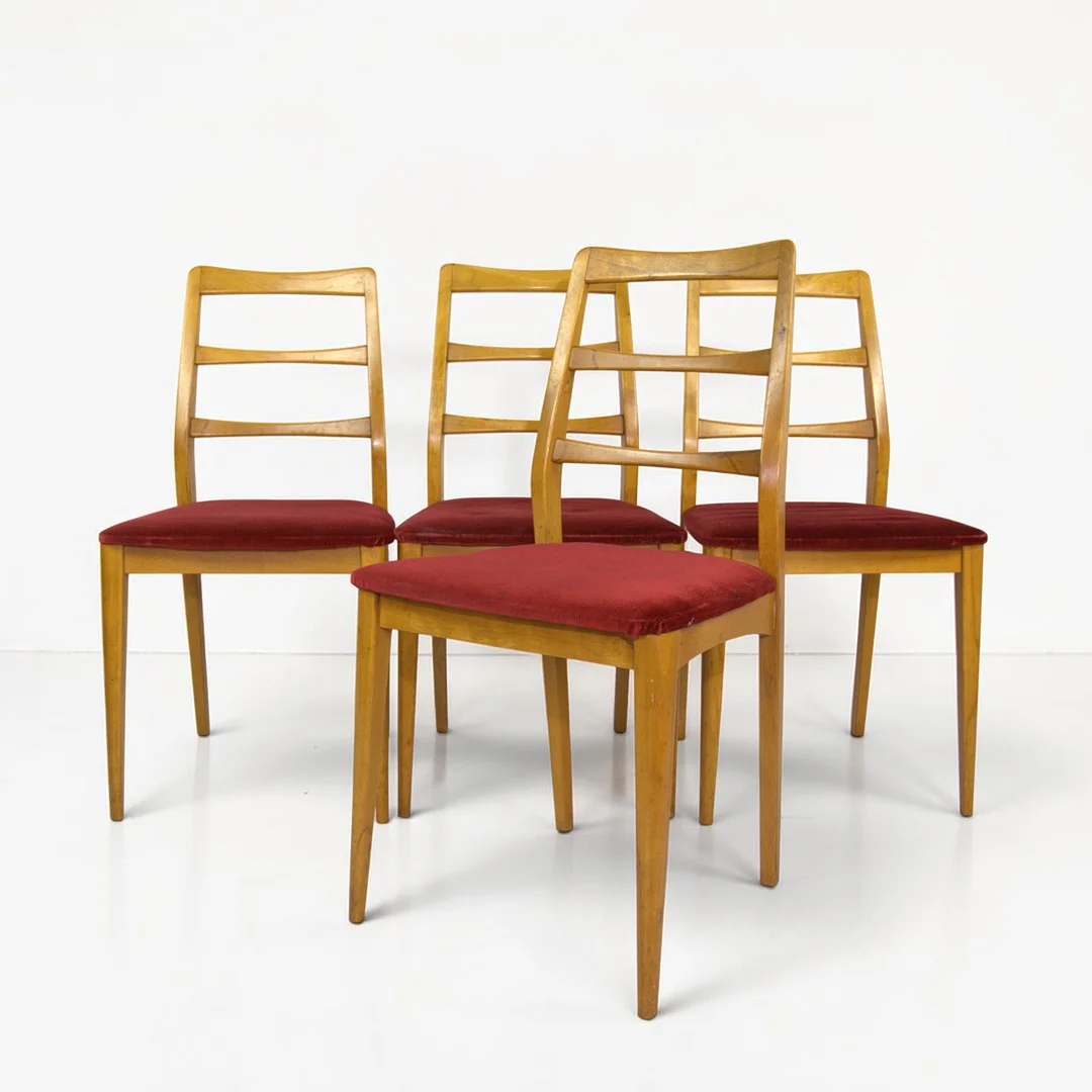 STOLAR, 4 st, stegrygg, stomme av bok, röd sammetsklädsel, 1960-tal. — Armchairs & Chairs — Höganäs Auktionsverk
