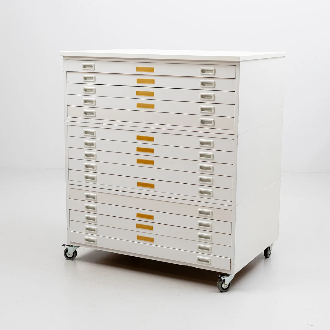 RITNINGSBYRÅ / ARKIVSKÅP, vitlaminerad, 1900/2000-tal. — Chests of drawers — Auktionshuset Kolonn