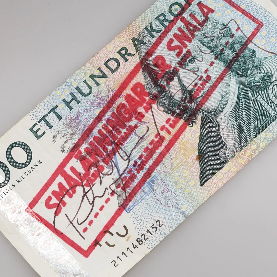 PETER JOHANSSON & BARBRO WESTLING. "Smålänningar är snåla", stämplad sedel, 100 kr, Växjö Konsthall, 2007, signerad. — Coins & Banknotes — Växjö Auktionskammare