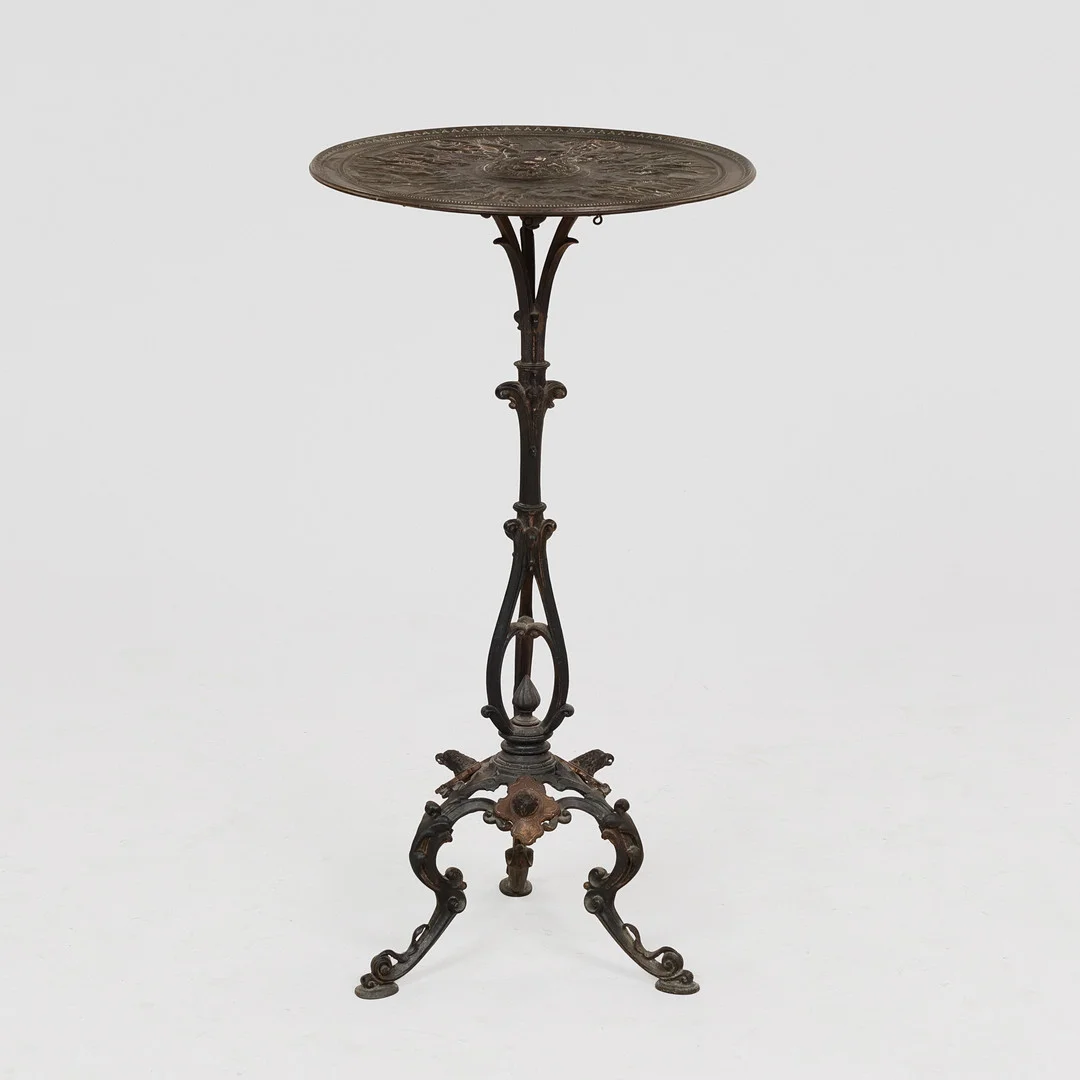 Lampebord af patineret metal med motiver fra Antikken, 1900-tallets 1. halvdel. — Other — Palsgaard Kunstauktioner