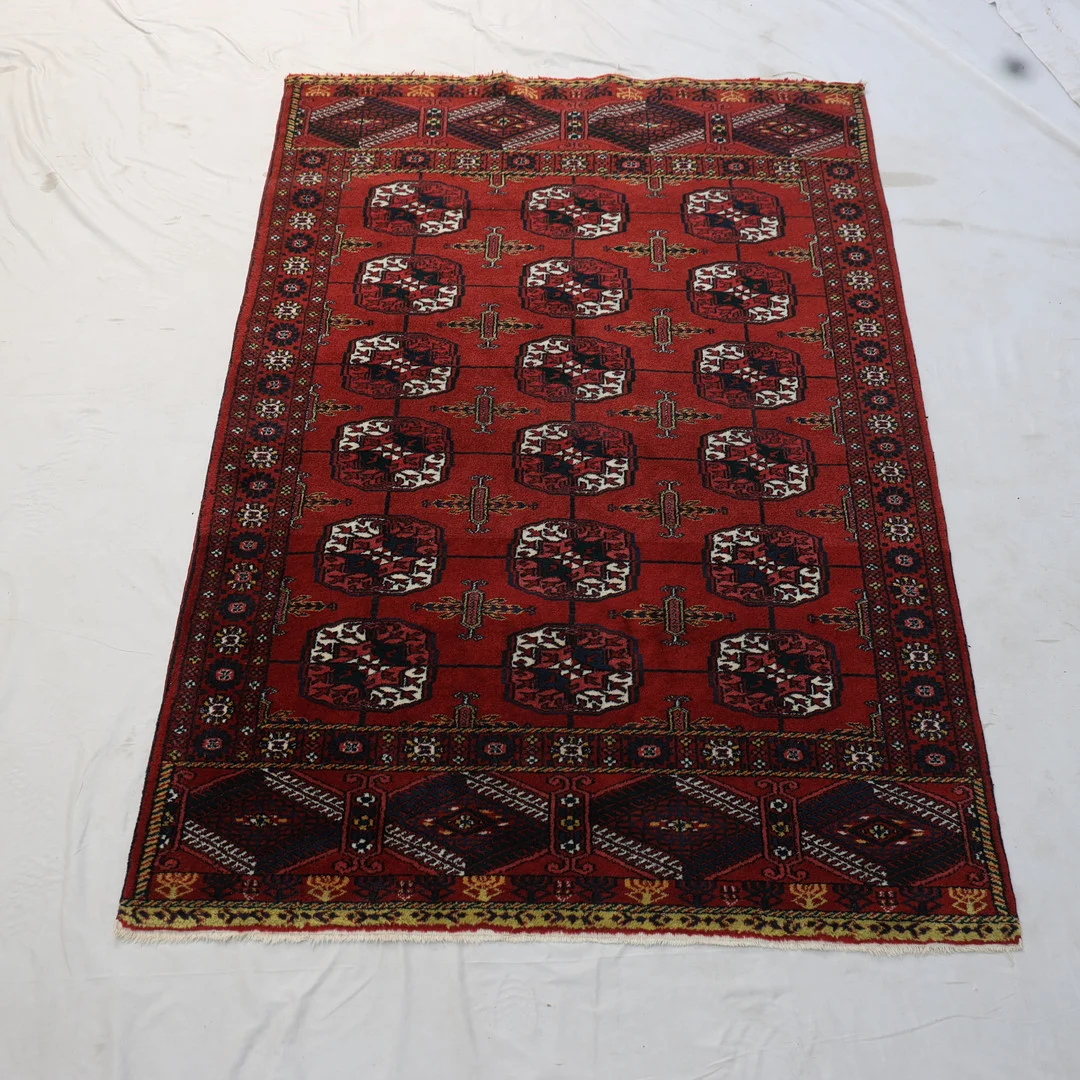 HANDKNUTEN MATTA, Pakistan. — Oriental Carpets & Textiles — Falun Auktionsbyrå