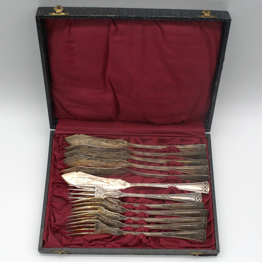 HEINRICH ADOLF ERBE BESTECKFABRIK. FISCHBESTECK 12-TEILIG, MODELL "IDEAL", 20 SILBER AUFLAGE, DEUTSCHLAND UM 1900, IM ORIGINALETUI. — Silver plated — Kunst- und Auktionshaus Kleinhenz