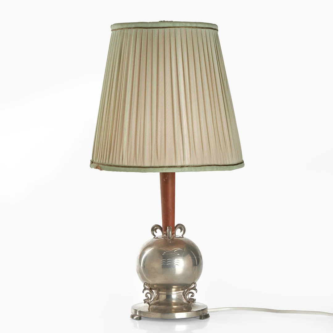 BORDSLAMPA, 1930-tal. Fot i tenn, otydligt stämpelmärkt. Plisserad textilskärm. Art Deco. — Table Lamps — Crafoord Auktioner Stockholm