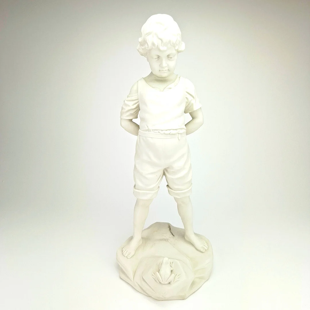 SKULPTUR, parian, "Gosse med groda", Gustavsberg 1921. — European — Auktionshuset Thörner & Ek