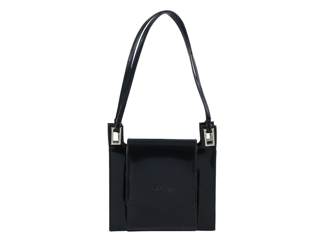 VÄSKA, PRADA, vintage, svart lackskinn, silverfärgade beslag, 24x22x7 cm. — Accessoarer/Väskor — Kaplans