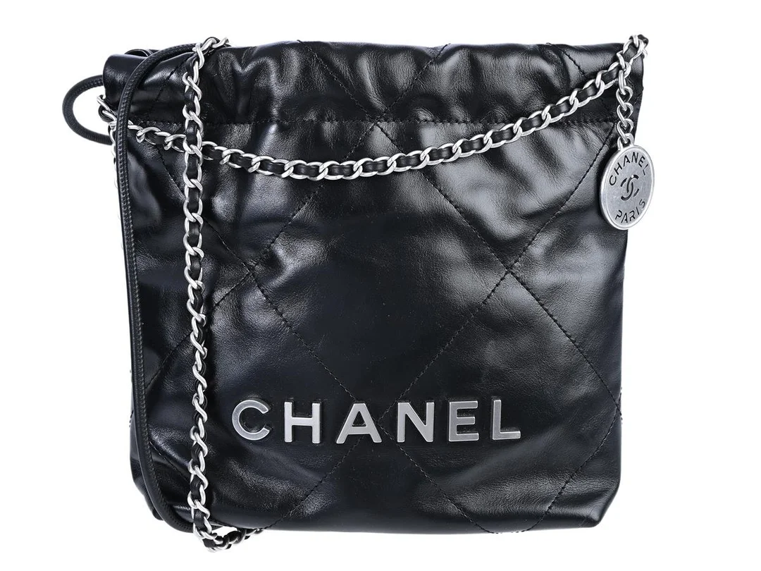 CHANEL, VÄSKA, Chanel22 Mini, svart quiltat kalvskinn, silverfärgade beslag, 17x18x5,5 cm, chip NNEUKCT7, originalkvitto från 2024, avtagbar axelrem, kedja, dustbag, originalkartong. Excellent Condition. — Accessoarer/Väskor — Kaplans