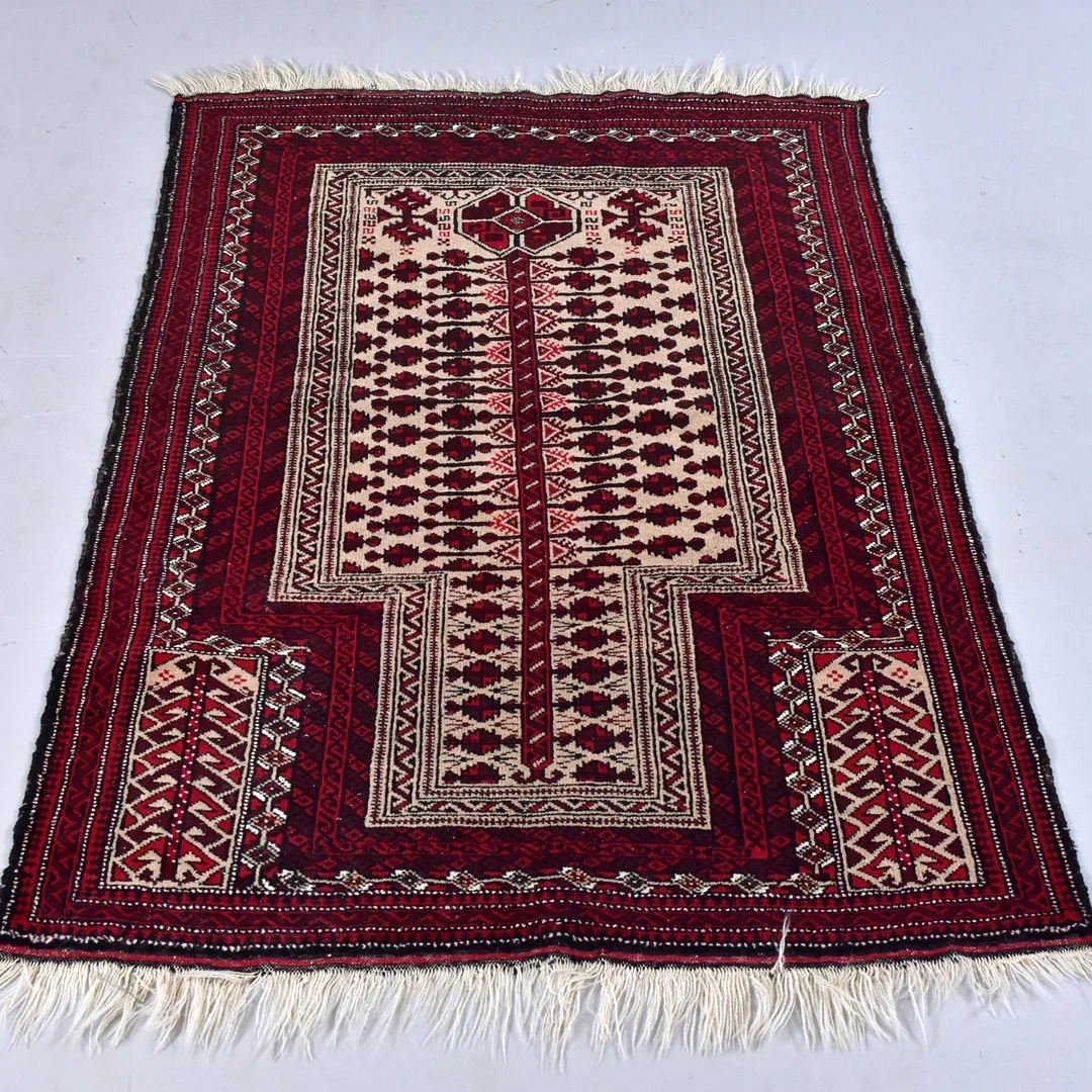 MATTA, old Beludj med bönenisch. — European Carpets & Textiles — Halmstads Auktionskammare