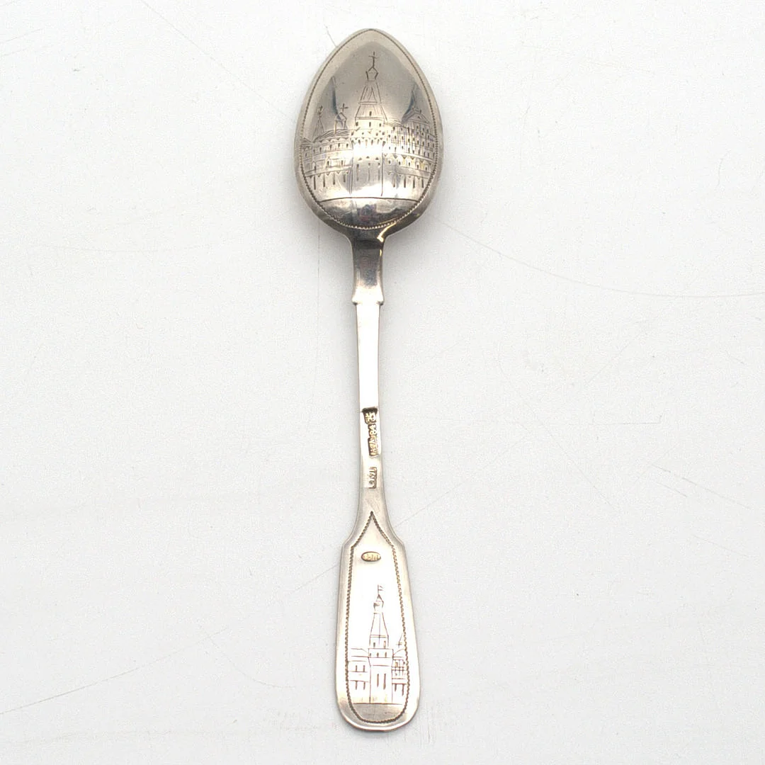 ANTIKER RUSSISCHER 875 SILBER/84 ZOLOTNIKI LÖFFEL,MIT MOSKAUER SATDTANSICHT, AUFWENDIG ZISELIERT MOSKAU, ENDE 19. JAHRHUNDERT. — Silver — Kunst- und Auktionshaus Kleinhenz