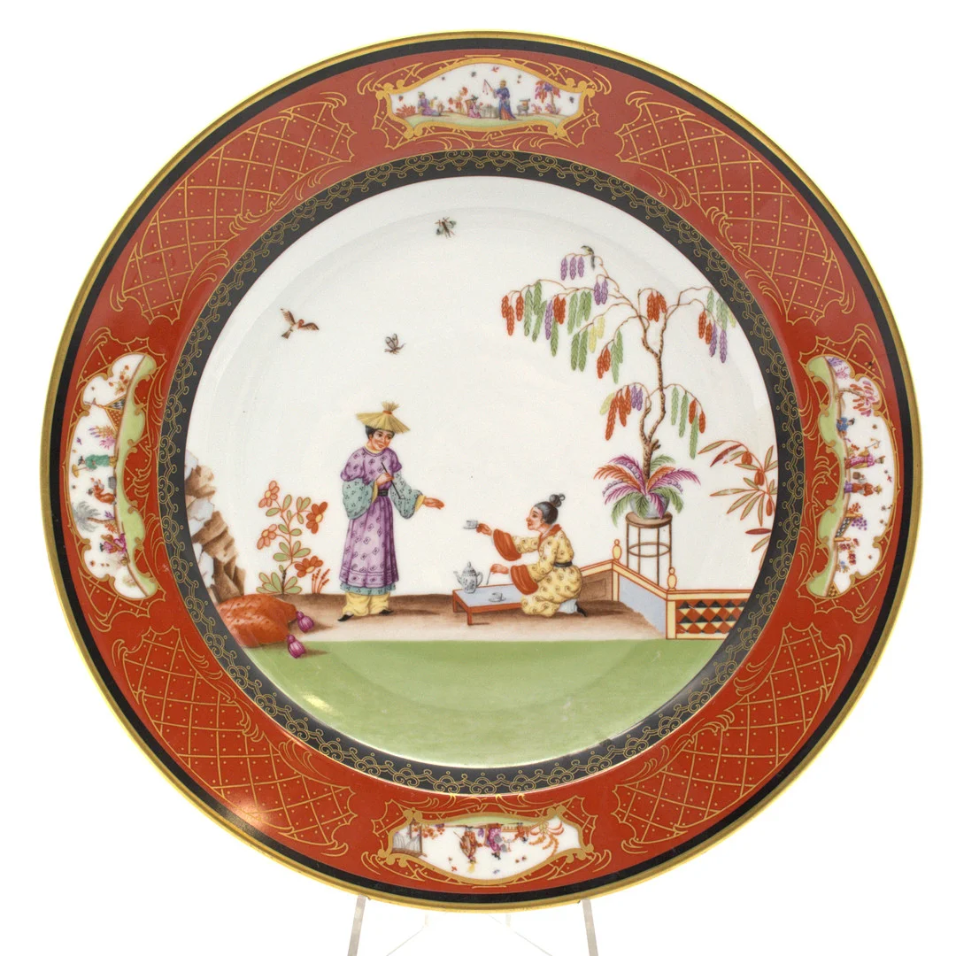 KAISER PORZELLAN GROSSER WANDTELLER MIT CHINOISERIE-DEKOR, DEKOR 850 A. — European — Kunst- und Auktionshaus Kleinhenz