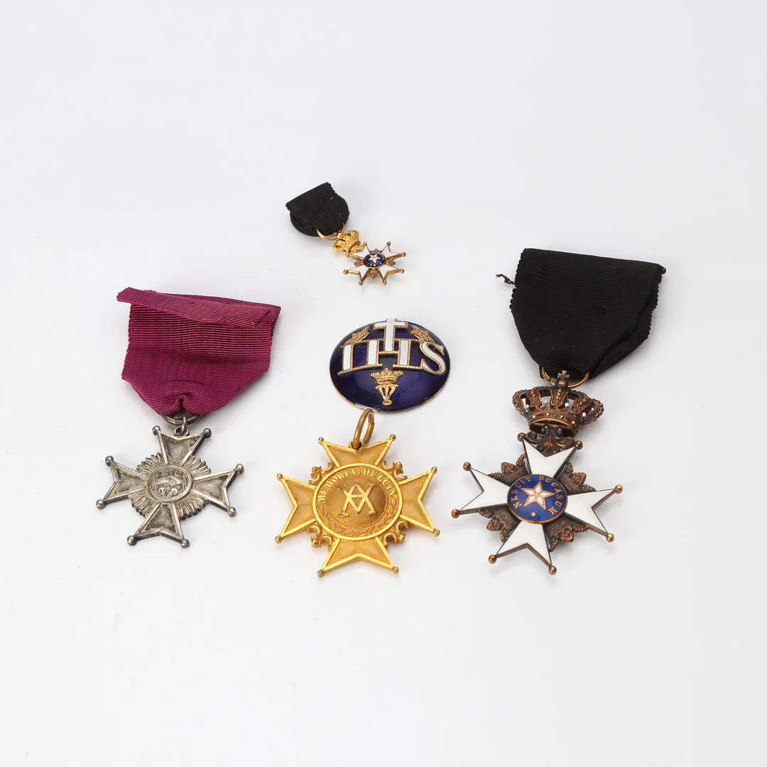 PARTI ORDNAR. Miniatyr i 18k guld med fler ordnar i metall. — Orders & Medals — Skånes Auktionsverk
