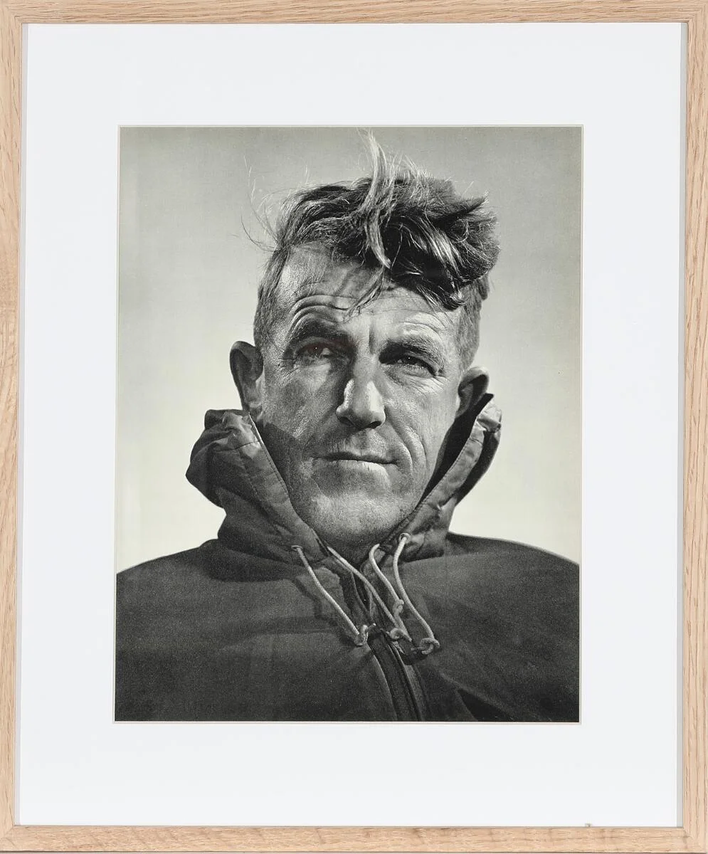 Portrait of New Zealand mountaineer Sir Edmund Hillary (1919–2008), who became the first person to reach the summit of Mount Everest on 29 May 1953. Black-and-white recording from 1960. The present photogravure made 1967. Oakwood frame. Visible size 30×23 cm. Frame size 42×35 cm. — Photos/Vintage photographs — Bruun Rasmussen