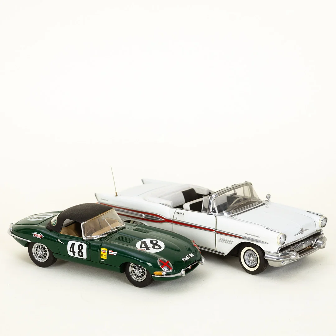 Franklin Mint, zwei Modelle: Jaguar E-Type 1961 und Pontiac Bonneville 1957 (2). — Model cars — Stockholms Auktionsverk Hamburg