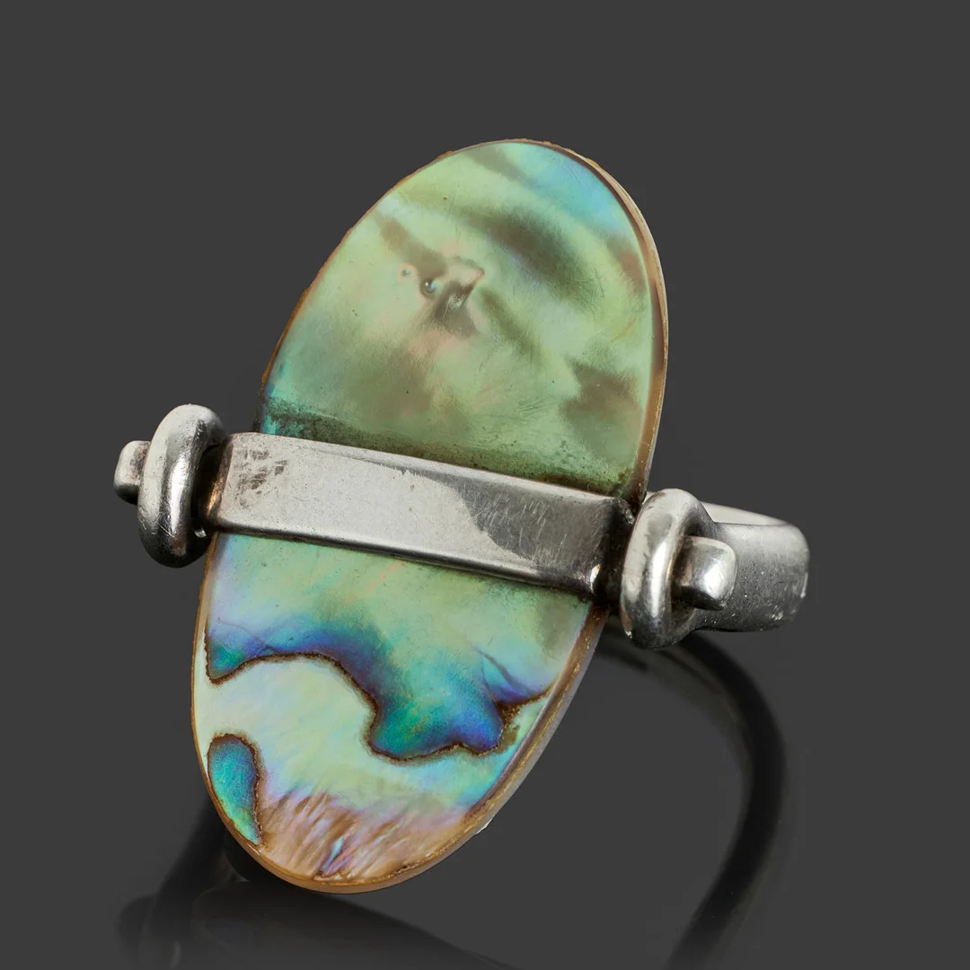 VIVIANNA TORUN BÜLOW-HÜBE. Ring, sterlingsilver med abalone samt pärlemor, egen verkstad. — Rings — Crafoord Auktioner Stockholm