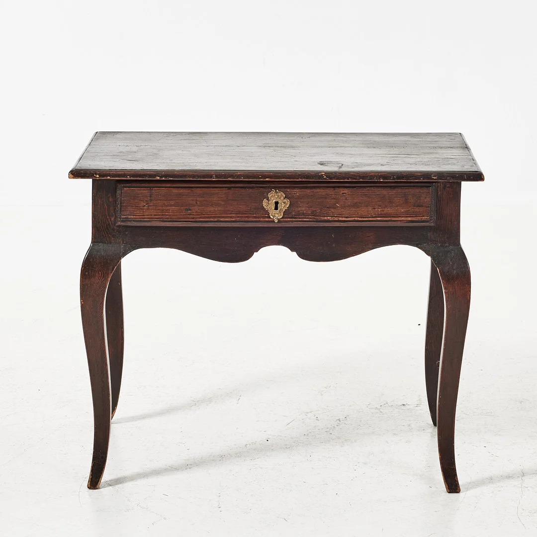 BORD, rokokostil, 1800-tal, mörkbetsad furu, låda i sargen, beslag av mässing. — Tables — Stockholms Auktionsverk Magasin 5