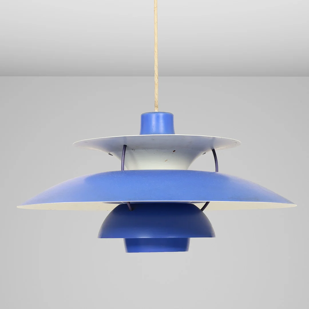POUL HENNINGSEN (1894–1967). "PH5" pendel af lakeret metal, Louis Poulsen, Danmark, 20. århundrede. — Ceiling lights — Palsgaard Kunstauktioner