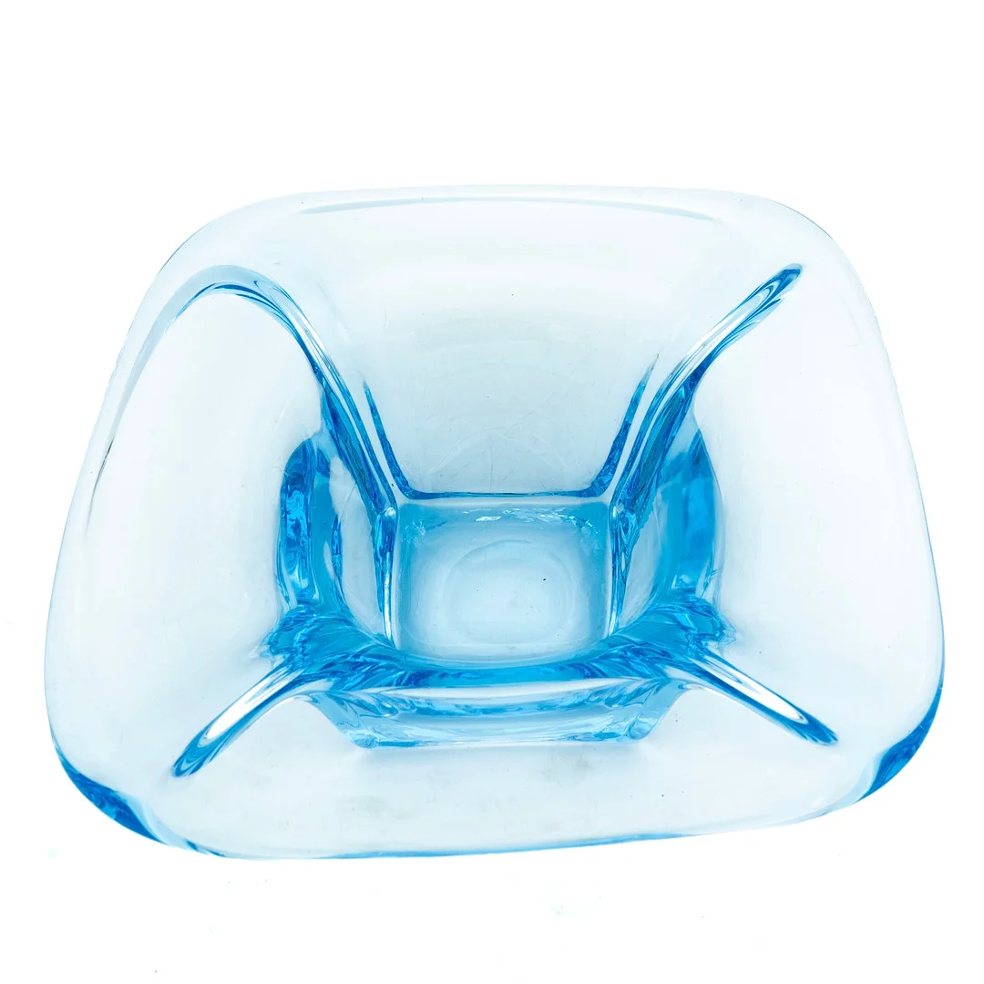 ELIS BERGH. ljusblå skål. — Art glass — Norrlands Auktionsverk