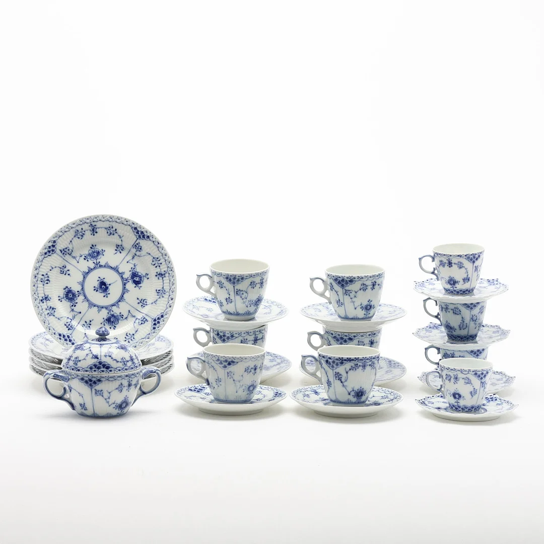 SERVIS, 17 delar "Musselmalet", Royal Copenhagen Danmark, porslin. — European — Uppsala Auktionskammare