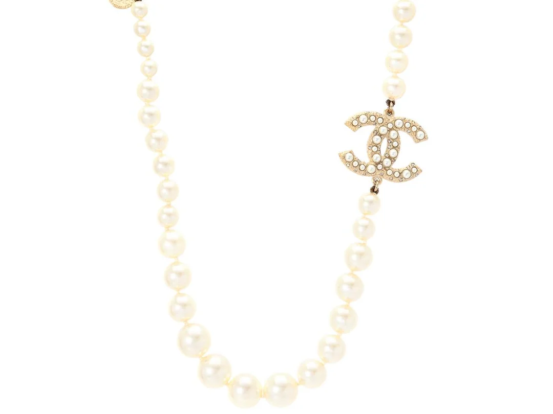 CHANEL, COLLIER, Logo CC, vita imitationspärlor, guldfärgad metall, längd 41-44 cm, vikt 46,5 g, märkt F21 V, år 2021, originalask. Excellent Condition. — Smycken/Collier — Kaplans
