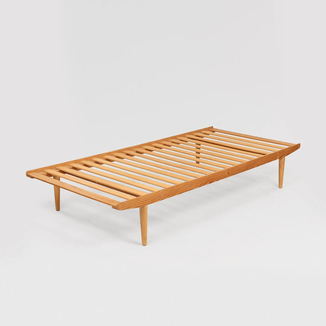 Daybed af fyrretræ og bøg, 1960'erne, Danmark. — Sofas & Seatings — Palsgaard Kunstauktioner