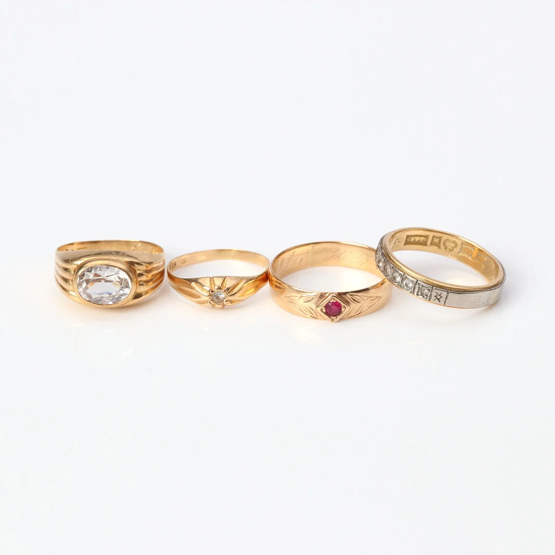 RINGAR, FYRA ST. 18k guld med olikfärgade stenar, totalvikt ca 11,0 gram. — Rings — Skånes Auktionsverk