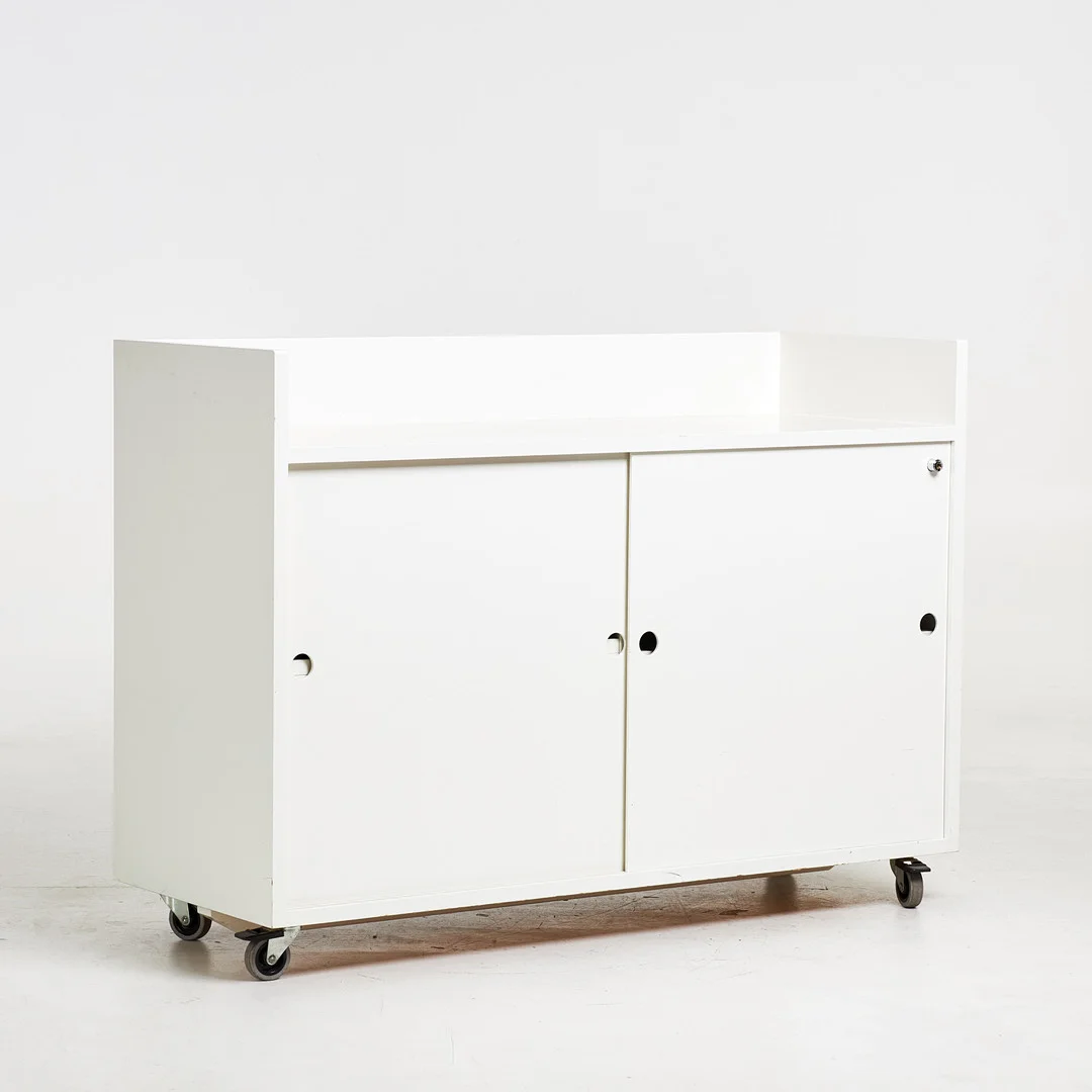 SKÅP MED SKJUTDÖRRAR/DISK, vitlackerad mdf på hjul, specialritat för kontor av Anders Runerheim. — Cupboards, Cabinets & Shelves — Stockholms Auktionsverk Sickla