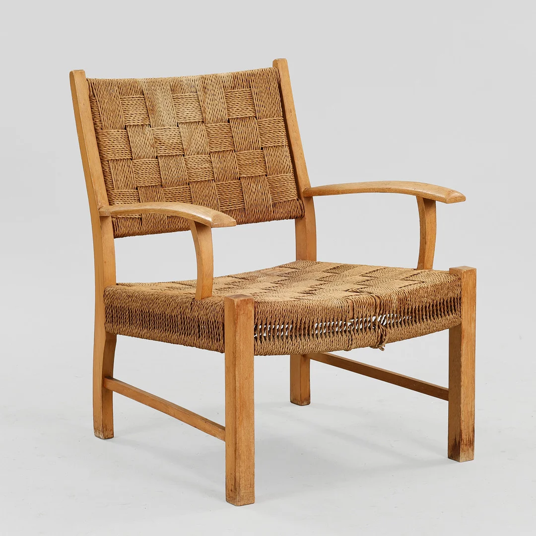Lænestol med stel af bøg, sæde og ryg af flettet søgræs, antageligt Fritz Hansen, Danmark, ca. 1940'erne. — Armchairs & Chairs — Palsgaard Kunstauktioner
