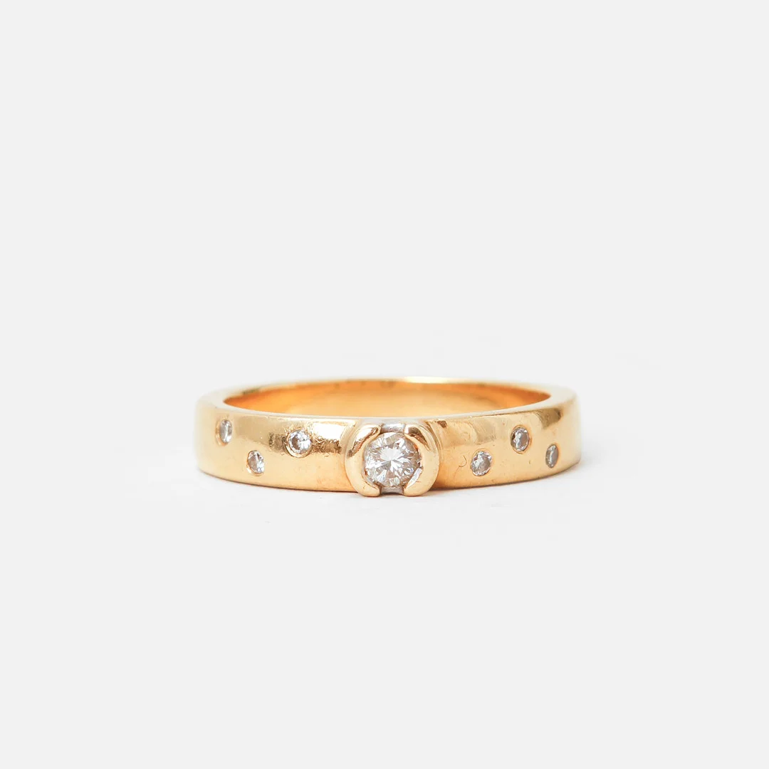 RING, 18k guld med diamanter, mittsten ca 0,08ct, vikt ca 4,8 gram. — Rings — Göteborgs Auktionsverk