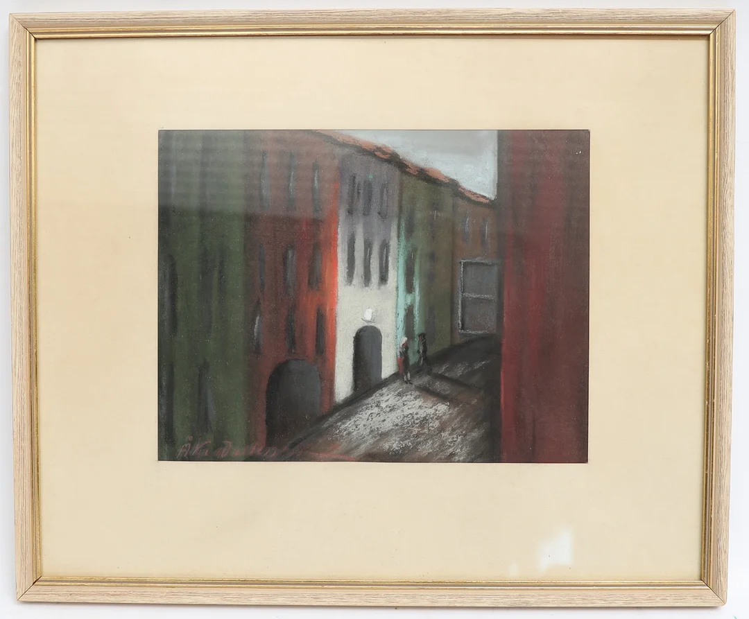OIDENTIFIERAD KONSTNÄR. Stadsbild med figurer, pastell, signerad. — Paintings — Falun Auktionsbyrå