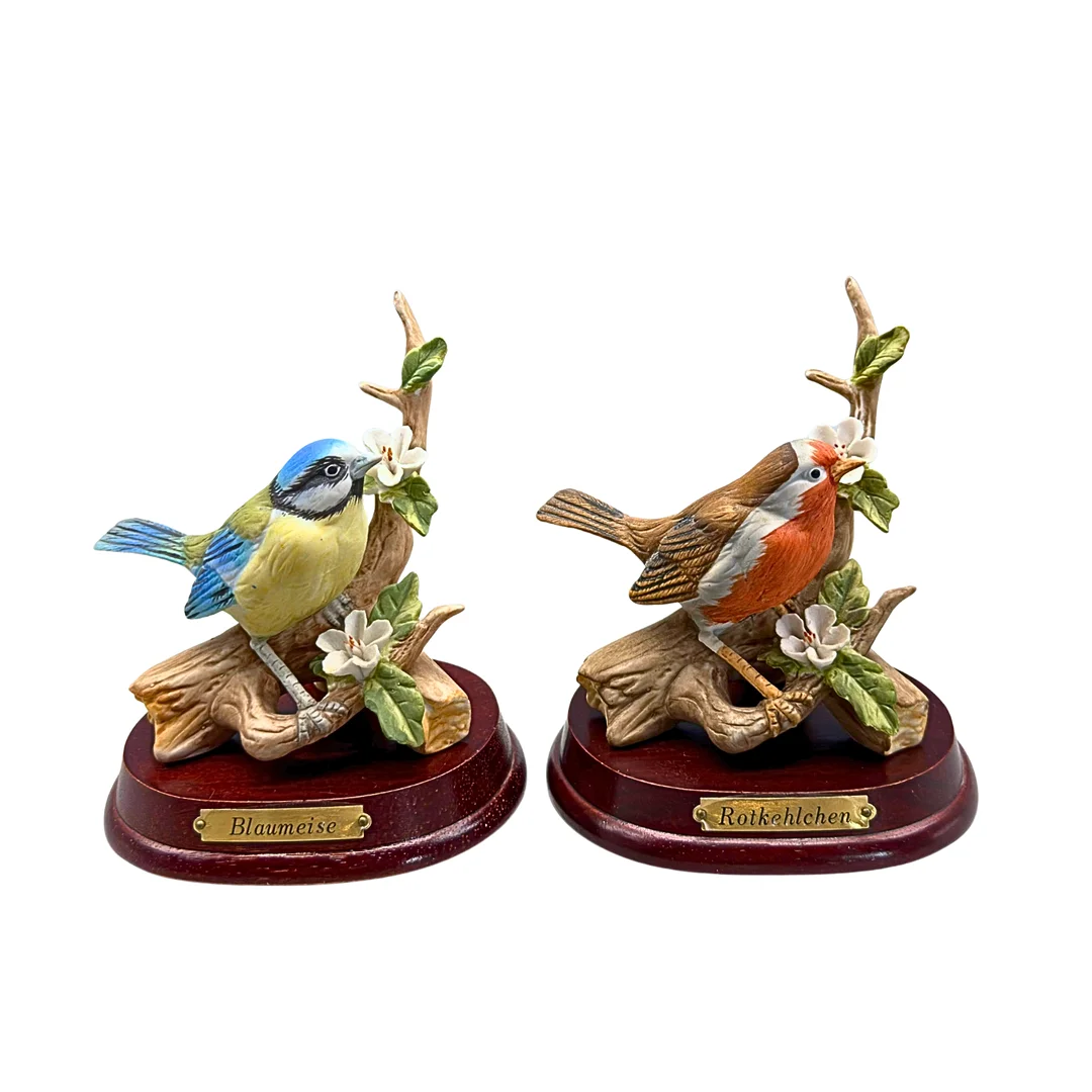 VOGELFIGUREN SET - BLAUMEISE UND ROTKEHLCHEN AUS BISKUITPORZELLAN, JAHR 1985. — European — Auktionshaus Stuber's Hammerschlag