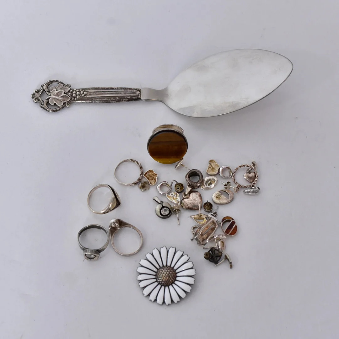 SMYCKE samt TÅRTSPADE, silver, danmark. — Jewellery — Halmstads Auktionskammare