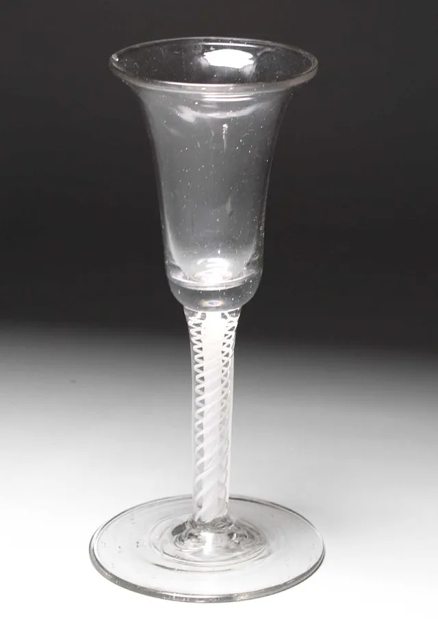 BAROCKES KELCHGLAS MIT SPIRALFADENSCHAFT.