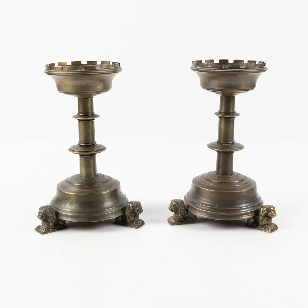 ALTARLJUSSTAKAR, ett par, mässing, 1900-talets andra hälft. — Candlesticks — Stockholms Auktionsverk Helsingborg