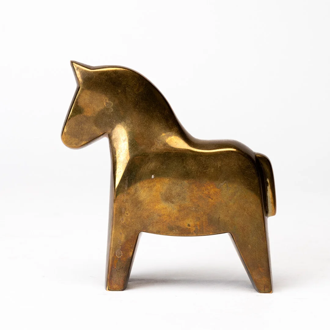 LOTTA HORN (1949-). Skulptur, mässing, Dalahäst, signerad, Reijmyre Mässingsbruk. — Sculptures & Bronzes — Auktionshuset Kolonn