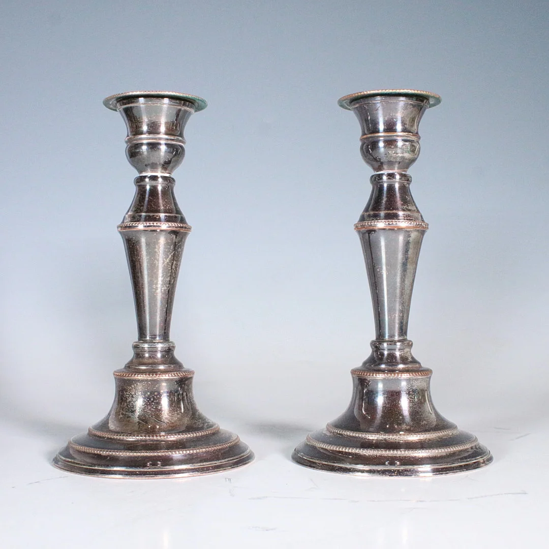 Paar englische Kerzenhalter, versilbert. — Other metals — Stockholms Auktionsverk Düsseldorf/Neuss