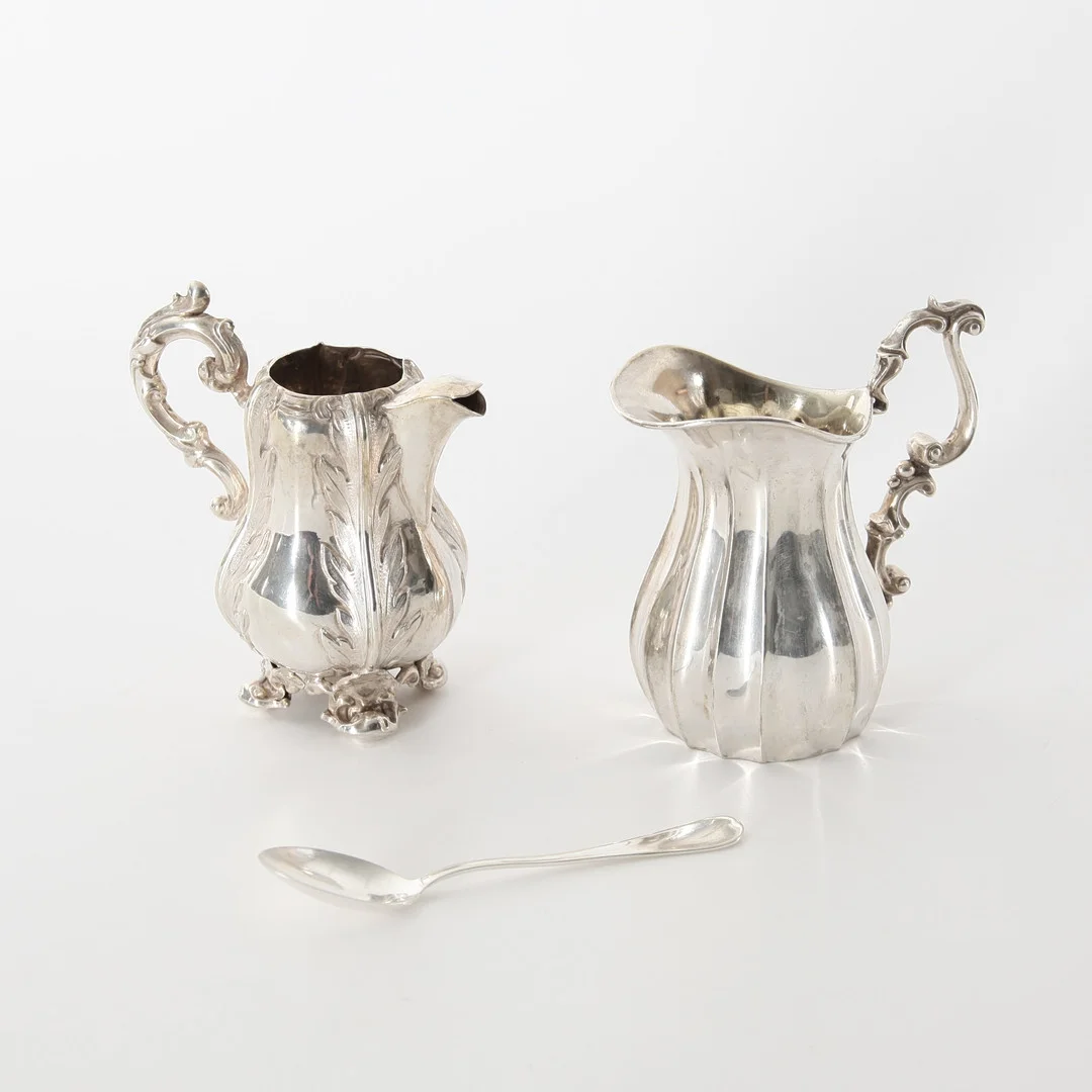 CHRISTIAN HAMMER. 1818-1905. Silverkannor, 2 st, samt en tesked 1959. — Silver — Auktionsverket Engelholm