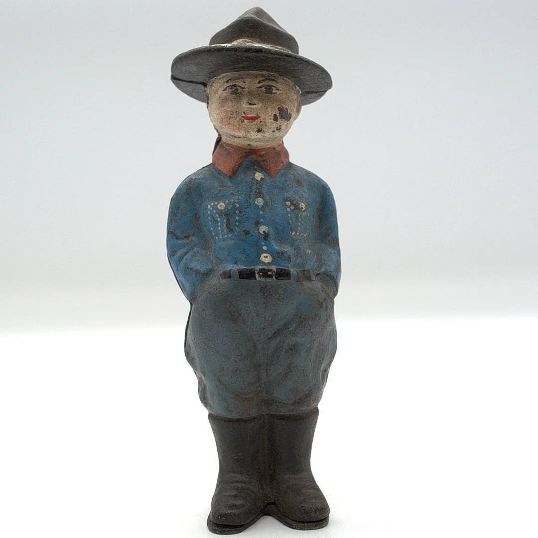 ALTE SPARDOSE AUS GUSSEISEN IN FORM EINES PFADFINDERS, HANDBEMALT. — Miscellaneous — Kunst- und Auktionshaus Kleinhenz