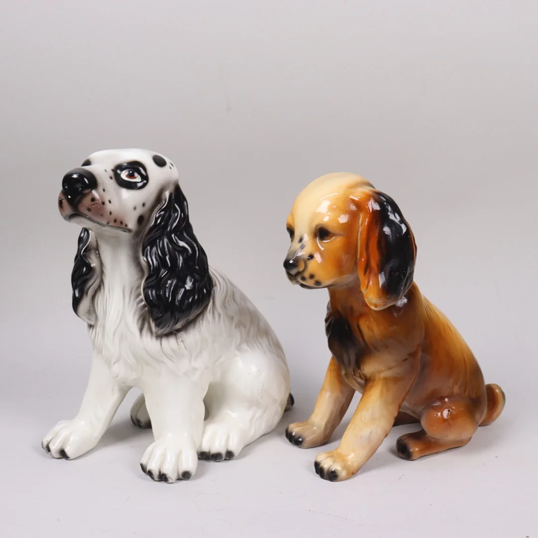 FIGURINER, hundar, keramik och gips, cockerspaniel, 2 st. — European — Markus Auktioner