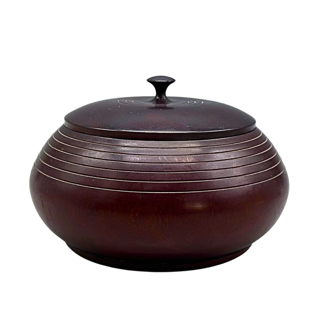 DECKELDOSE AUS DUNKLEM HOLZ. — Bowls & Boxes — Auktionshaus Stuber's Hammerschlag
