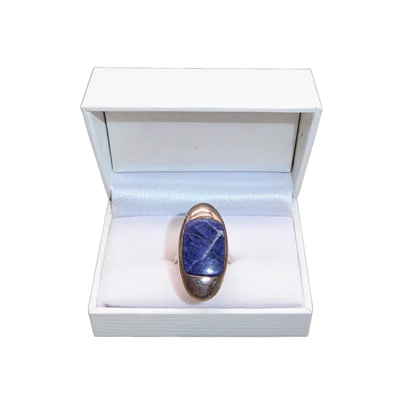RING MIT OVALEM KOPF UND SODALITH. — Rings — Auktionshaus Stuber's Hammerschlag