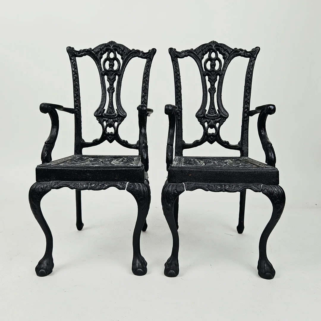 STOLAR, ett par, miniatyrer, gjutjärn, chippendale-stil. — Armchairs & Chairs — Auktionshuset Thörner & Ek