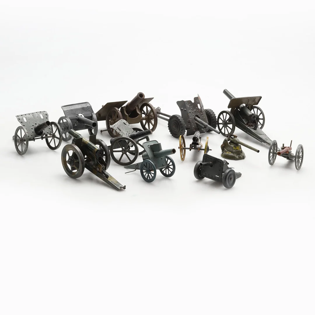 SAMLING KANONER, 11 st , metall. Bland annat Hausser, Tyskland 1930/40-tal. — Toys — Crafoord Auktioner Malmö
