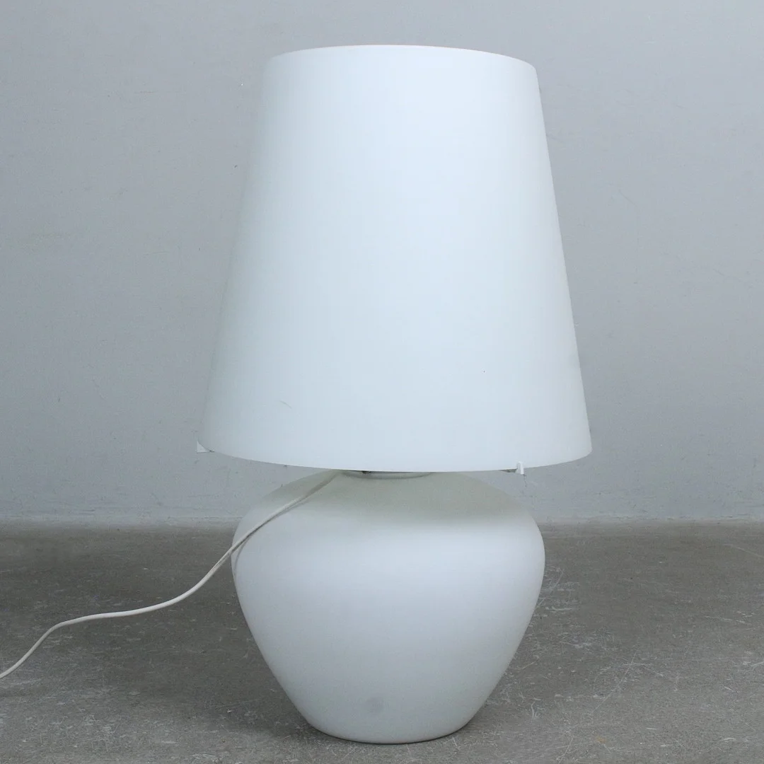 ARCHIVIO STORICO VISTOSI. Weiße Murano-Glastischlampe, Modell '' Naxos TL 76 '' Italien, 1990er Jahre. — Table Lamps — Stockholms Auktionsverk Düsseldorf/Neuss