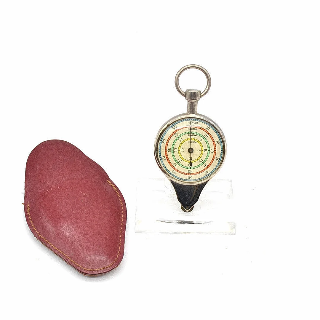 MECHANISCHER KURVIMETER/ OPSIOMETER FÜR LANDKARTEN MIT ETUI, UM 1960. — Technica & Nautica — Kunst- und Auktionshaus Kleinhenz