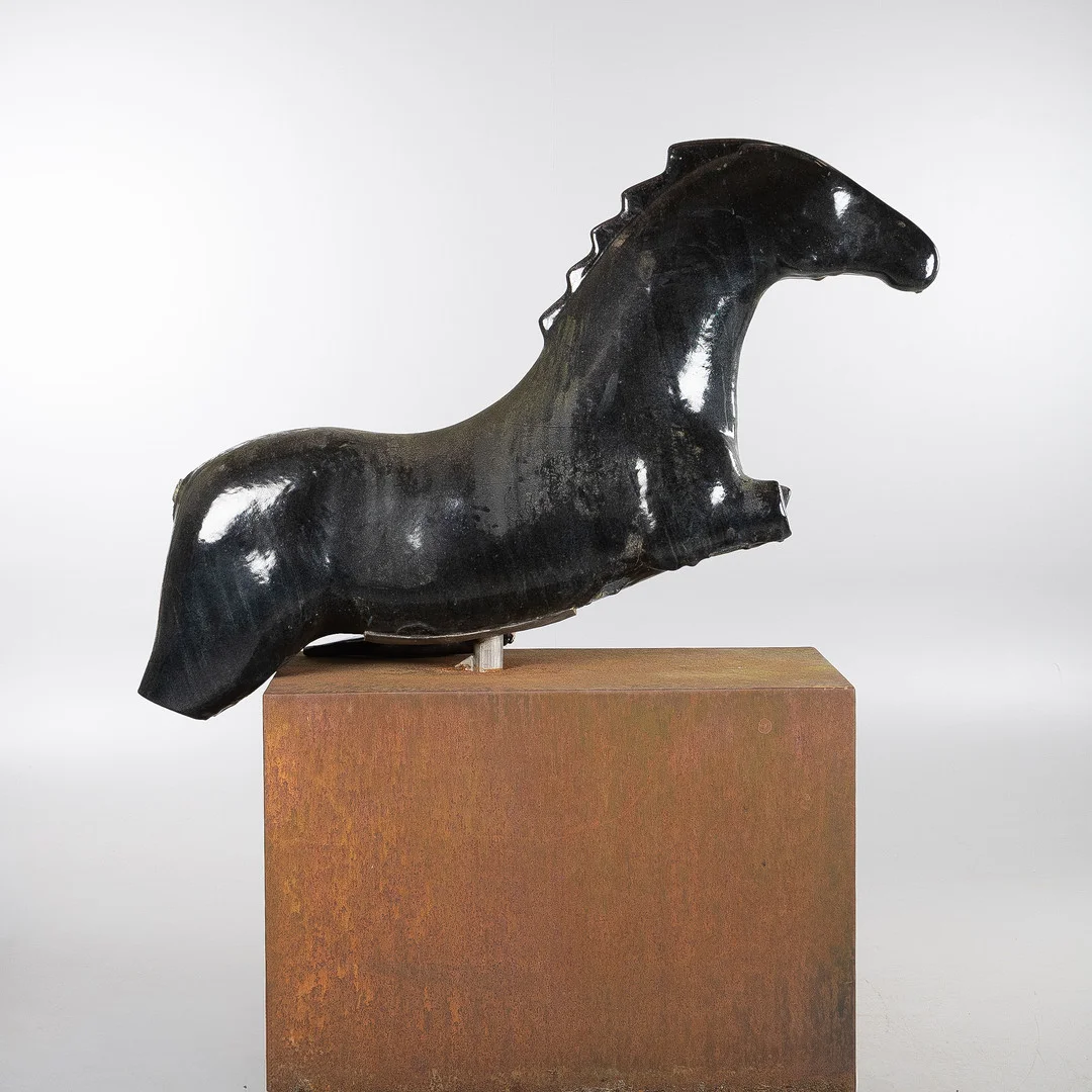 ULLA OCH GUSTAV KRAITZ. Skulptur, häst, glaserat stengods, på sockel av cortenplåt, egen ateljé Förslöv, stengods. — European — Stockholms Auktionsverk Helsingborg