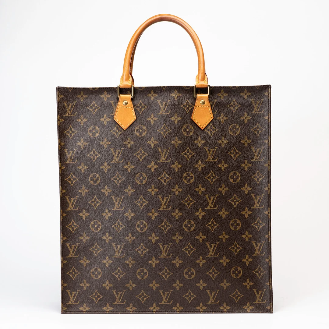 LOUIS VUITTON. Väska, "Sac Plat", monogramcanvas, detaljer i läder samt guldfägad metall, Paris, Frankrike, 2000-tal. — Vintage & Designer Fashion — Auktionshuset Kolonn