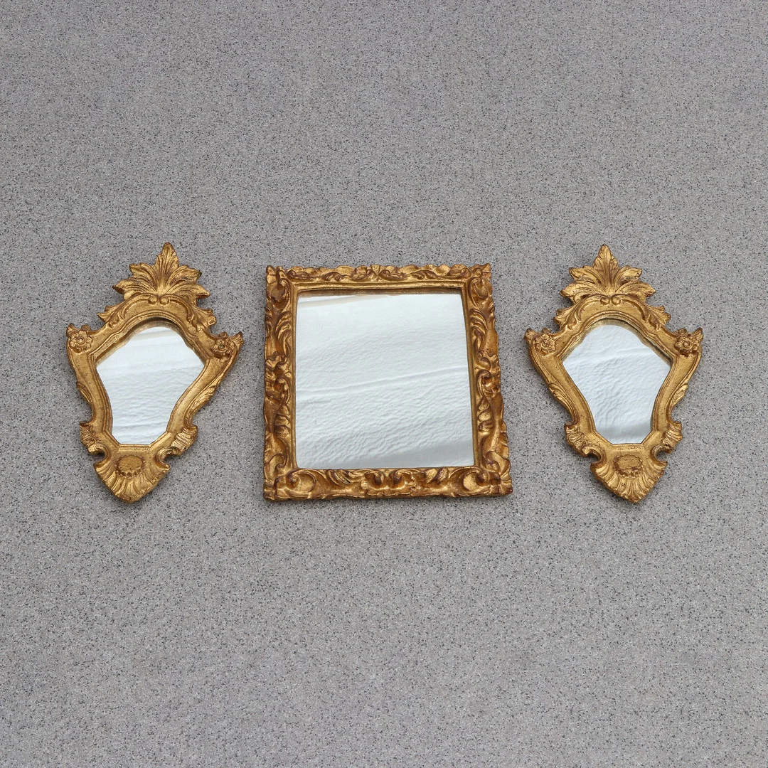 SPEGLAR, TRE ST. Bronserad gjutmassa. 1900-talets andra hälft. — Mirrors — Skånes Auktionsverk